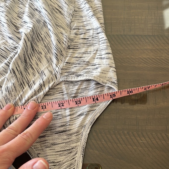 Lululemon tank Measures 15” pit to pit - Picture 4 of 4